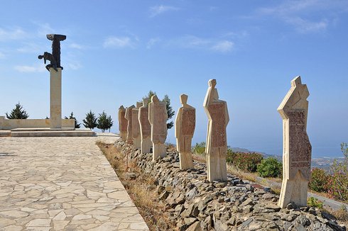 το μνημείο στη Βιάννο
