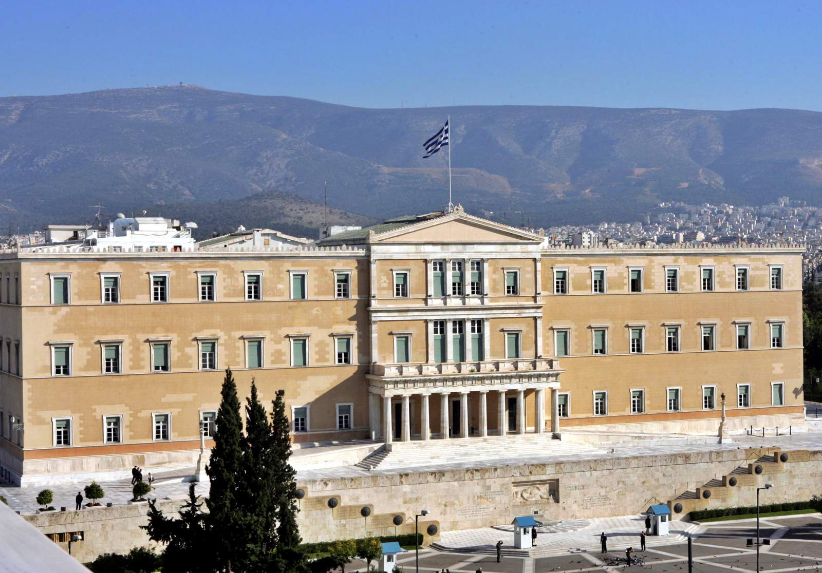 Φταίει μόνον το άρθρο 86 του Συντάγματος;