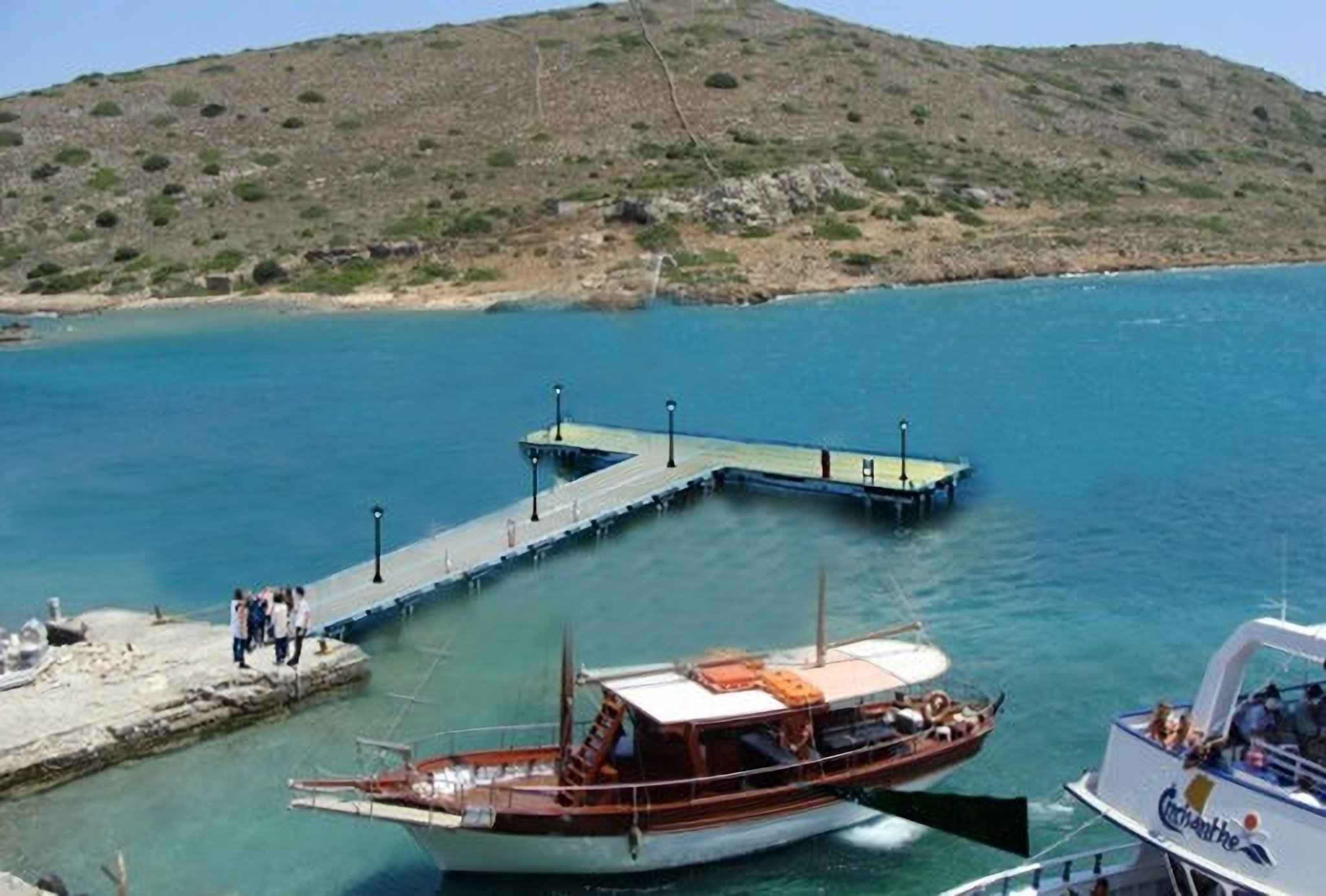 ΚΑΣ. Στην αρχική έγκριση είχε εγγραφεί και η πίστωση για τον βιολογικό. Αλλά η καθυστέρηση υλοποίησης και η αύξηση των τιμών προφανώς οδηγεί σε ανάγκη για αναζήτηση πρόσθετης χρηματοδότησης της τάξης των 200.000 € - 300.000 €. Ποσό όχι ιδιαίτερα δύσκολο να εξευρεθεί.
Για την μελέτη ηλεκτροφωτισμού του μνημείου όπως του αρμόζει, είχε εξασφαλισθεί χρηματοδότηση από το Υπουργείο Ναυτιλίας το 2023, επί υπουργίας του κ. Ιωαν. Πλακιωτάκη (ΑΔΑ: Ω8ΛΖ4653Π8-ΓΩ8), ποσού 150.000 €. Είχε ξεκινήσει η διαδικασία ανάθεσης της μελέτης από την  Αναπτυξιακή ΔΑΙΔΑΛΟΣ ( Αρ. πρωτ. 6796/04-05-2023), στην μελετήτρια η κ. Ελευθ. Ντεκώ που έχει μελετήσει και τον φωτισμό της Ακρόπολης). Μέχρι σήμερα δεν έχει ανακοινωθεί αν έχει ολοκληρωθεί η διαδικασία και αν έχει υπογραφεί η σχετική σύμβαση ανάθεσης της μελέτης.
Φυσικά υπάρχει ανάγκη και για την μελέτη και υλοποίηση του εσωτερικού ηλεκτρικού δικτύου του νησιού, που αποτελεί υποχρέωση του ΥΠ.ΠΟ.. Και γι’ αυτό  όμως πρέπει να υπάρξει πίεση προς το υπουργείο διαφορετικά δεν θα γίνει τίποτα. 
