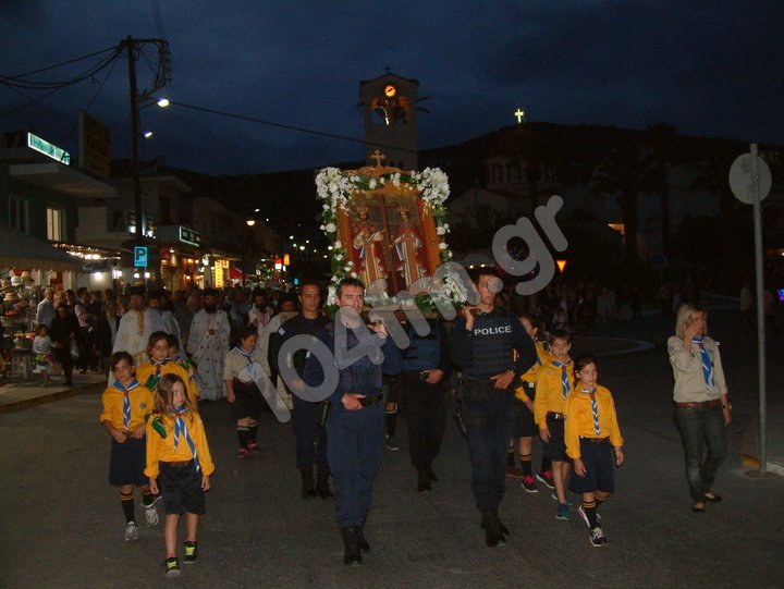 την εικόνα περιφέρουν στελέχη των σωμάτων ασφαλείας