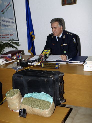ο Αστ. Διευθ. Λασιθίου Μανώλης Παναγιωτάκης και η ποσότητα