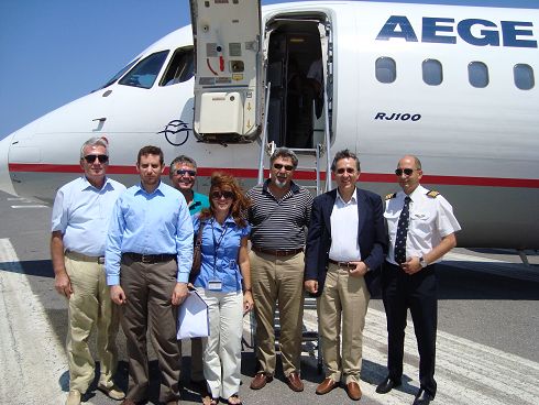 εμπρός από το αεροσκάφος της Aegean, νομάρχης, δήμαρχος και στελέχη της εταιρείας και του αεροδρομίου