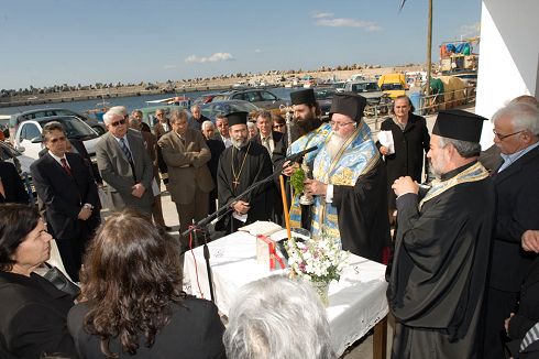 από τον αγιασμό, ο Μητροπολίτης, ο Νομάρχης Λασιθίου, ο Δήμαρχος Ιεράπετρας,
