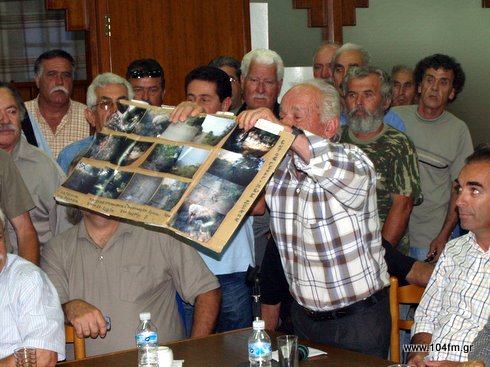 ορίστε πως μου κατάντησαν τις καλλιέργειες μου, λέει ο Γιώργης Δρακάκης, κρατώντας και τα αποκόμματα των παραβόλων !