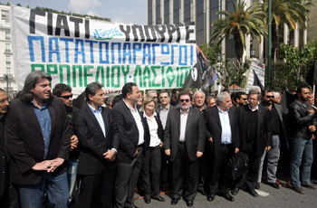 η κεφαλή της πορείας και πανό με Λασιθιώτικο περιεχόμενο