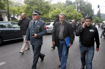 η αντιπροσωπεία των αγροτών με αστυνομική συνοδεία! κατευθύνεται προς το μέγαρο Μαξίμου