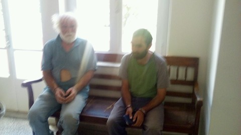 οι δύο ερευνητές με χειροπέδες, με εμφανή σημάδια της σύλληψης ...