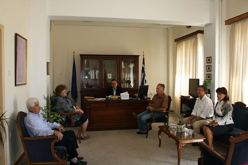 Ο νομάρχης με τον ελεγκτή του ΕΛΓΑ και τους υπόλοιπους συμμετέχοντες στη συνάντηση