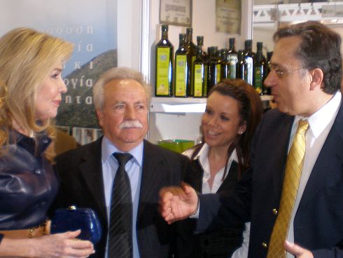 ο νομάρχης Λασιθίου Σήφης Αναστασάκης, με τη Μαριάννα Βαρδινογιάννη και το νομάρχη Ρεθύμνου