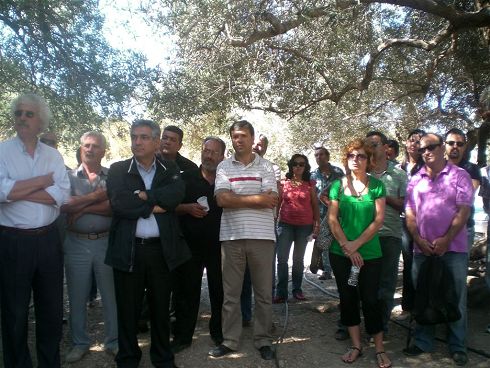 ο υφυπουργός αγροτικής ανάπτυξης Μιχάλης Καρχιμάκης, με εκπροσώπους των συλλόγων στην αρχαία ελιά στον Αζωργιά