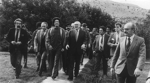 από τη σφαίρα της ιστορίας, η συνάντηση Καντάφι - Μιτεράν στην Ελούντα, με τη μεσολάβηση του Ανδρέα Παπανδρέου, το 1984, ενα από τα ντοκουμέντα του βιβλίου