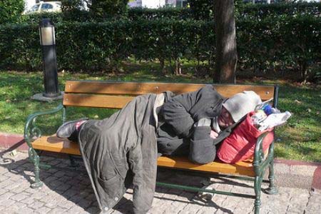 άνεργος άστεγος