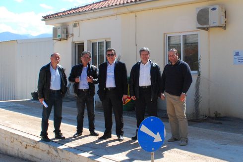 ο Σταύρος Αρναουτάκης με τον δήμαρχο Σπύρο Δανέλλη και υπηρεσιακοί παράγοντες