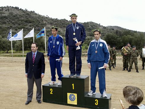 ο Υφυπουργός Εθνικής Άμυνας μετά την απονομή σε αθλητές