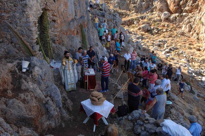 Αγριόμαντρα, θεία λειτουργία στο ασκητάριο 