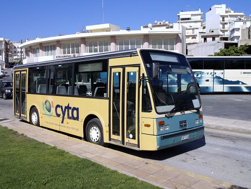 ένα από τα λεωφορεία του ΚΤΕΛ που θα εξυπηρετούν την αστική Συν-Κοινωνία