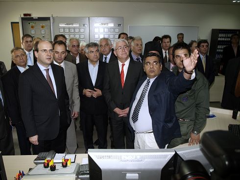 οι επίσημοι ενημερώνονται από τον διευθυντή του Α.Η.Σ., στον χώρο ελέγχου