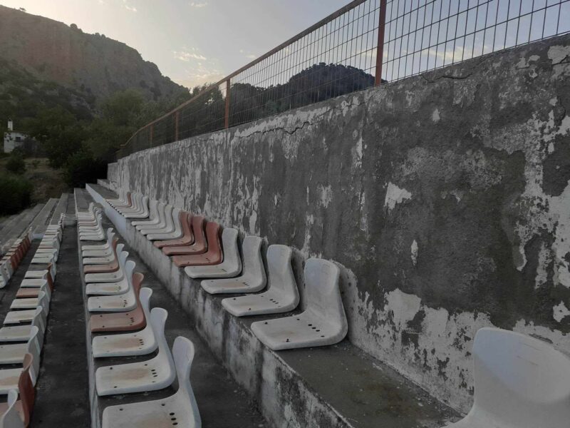 Το χάλι του γηπέδου Κριτσάς σε φωτογραφίες