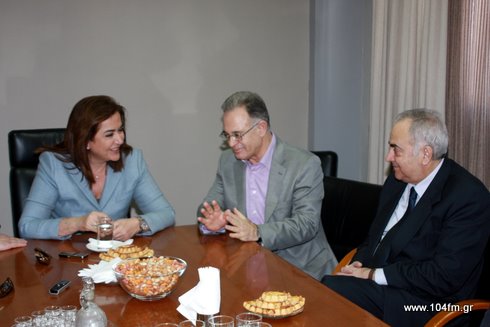 η Ντόρα Μπακογιάννη στο Δημαρχείο Αγίου Νικολάου, με τον Δήμαρχο Δ. Κουνενάκη και τον Δήμαρχο Χανίων Κ. Βιρβιδάκη