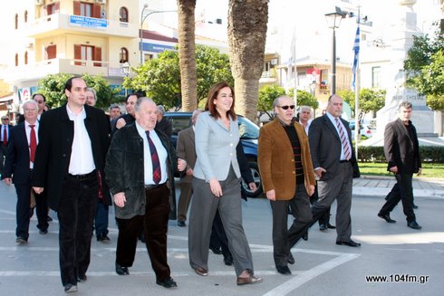 η Ντόρα Μπακογιάννη στη κεντρική πλατεία Αγίου Νικολάου