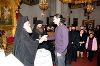 Ο Μητροπολίτης παραδίδει τα βραβεία