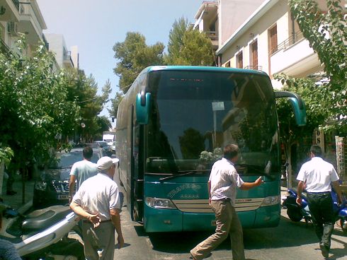 το καλώδιο πάνω στο λεωφορείο, η κυκλοφορία κομμένη και τα νεύρα μας.....