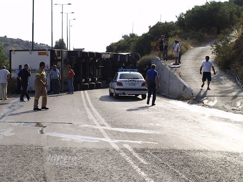 ο δρόμος κλειστός, και δεξιά του περιπολικού το σημείο όπου ανέβηκε ο δεξιός τροχός με αποτέλεσμα την ανατροπή