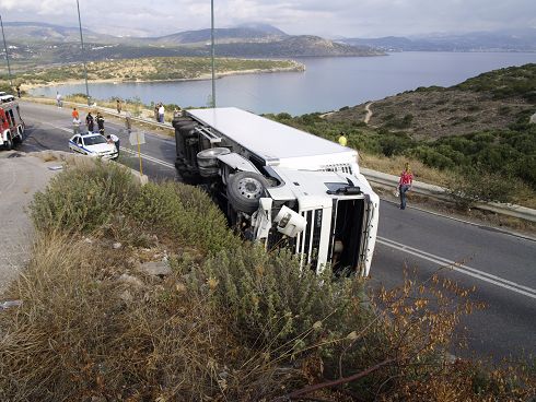 η νταλίκα ξαπλωμένη στο οδόστρωμα αναμένοντας τους γερανούς