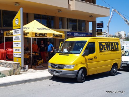 το φορτηγό και η έκθεση της De Walt, στο κατάστημα Μανώλη Τζώρτζη