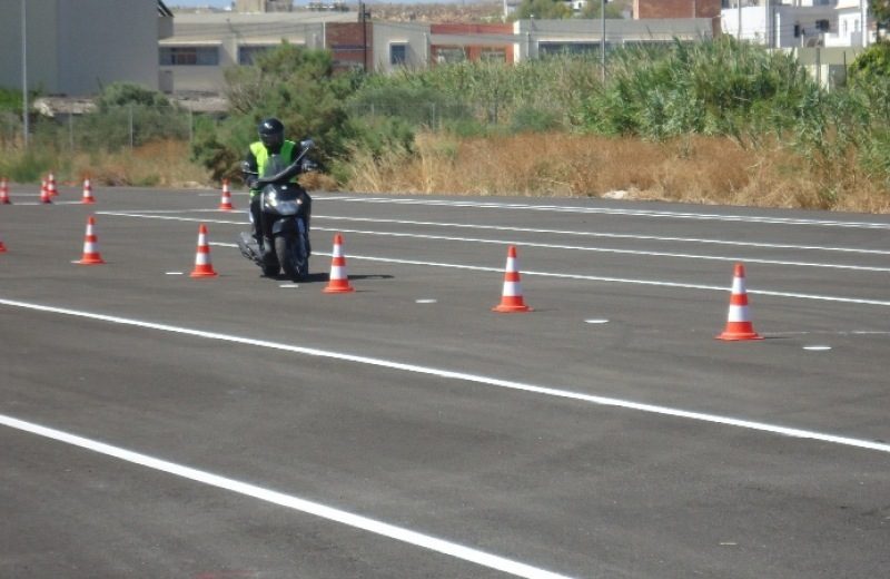 οι σχολές κάνουν μαθήματα αλλά εξετάσεις δεν γίνονται