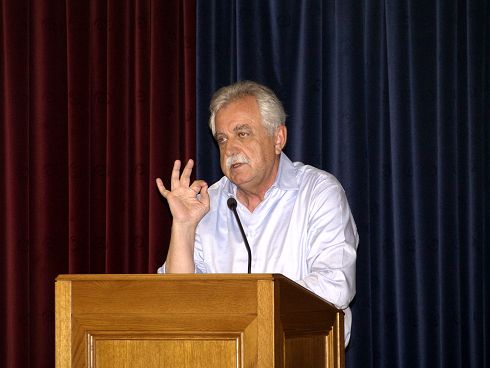 ο Σταύρος Μπένος στο βήμα σε έντονο τόνο
