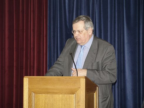 ο Στέφανος Μάνος στο βήμα