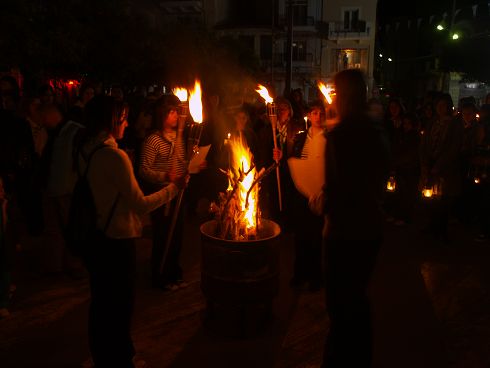 από τη συγκέντρωση για την Ώρα της Γης στη κεντρική πλατεία Αγίου Νικολάου