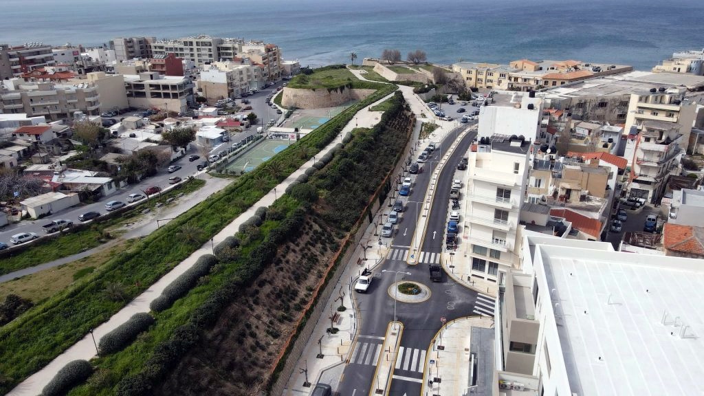Σε ασφυξία οδηγείται το κέντρο του Ηρακλείου από την κατάργηση στάθμευσης στα Ενετικά Τείχη 