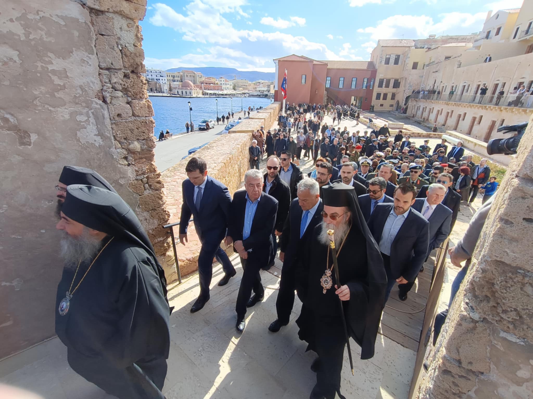 Με λαμπρότητα έγιναν σήμερα στα Χανιά οι εκδηλώσεις για τον εορτασμό της 111ης επε-τείου της Ένωσης της Κρήτης με την Ελλάδα παρουσία του Υπουργού Επικρατείας Μάκη Βορίδη, του Περιφερειάρχη Κρήτης Σταύρου Αρνοαυτάκη, τοπικών αρχών και φορέων.  
Η επίσημη δοξολογία τελέστηκε το πρωί στον Μητροπολιτικό Ναό Εισοδίων της Θεοτό-κου Χανίων, χοροστατούντος του Μητροπολίτη Κισάμου και Σελίνου, Αμφιλόχιου. 
Ακολούθησε πομπή έως το Φρούριο Φιρκά όπου μετά την ομιλία του Δημάρχου Χανίων Παναγιώτη Σημανδηράκη έγινε η έπαρση της σημαίας από τον Υπουργό Επικρατείας Μά-κη Βορίδη, τον Περιφερειάρχη Κρήτης Σταύρο Αρναουτάκη, τον Αντιπεριφερειάρχη Χα-νίων Νίκο Καλογερή, τον Δήμαρχο Χανίων Παναγιώτη Σημανδηράκη και τον Γενικό Διευ-θυντή του του Εθνικού Ιδρύματος Ερευνών και Μελετών «Ελευθέριος Κ. Βενιζέλος» Νίκο Παπαδάκη. Ακολούθησε ξενάγηση στους χώρους του Ναυτικού Μουσείου Κρήτης.
«Ύστερα από ηρωικές επαναστάσεις, μετά από χρόνια αγώνων, η Ένωση της Κρήτης με την Ελλάδα το 1913, σηματοδότησε το τέλος του κρητικού ζητήματος. Ο Ελευθέριος Bενι-ζέλος σφράγισε την ελευθερία και ταυτίστηκε με τη συλλογική μνήμη του κρητικού λαού», δήλωσε ο Περιφερειάρχης Κρήτης Σταύρος Αρναουτάκης.  
«Σήμερα, 111 χρόνια μετά, κανείς δεν μπορεί να διαχωρίσει την υπόθεση της ελευθερίας και της ένωσης της Κρήτης με την Ελλάδα, από την πορεία και τα οράματα του Ελευθερί-ου Βενιζέλου. Τιμώντας και φέτος αυτή την ιστορική επέτειο, ανακαλούμε στη μνήμη μας όλους τους Αγωνιστές της Κρήτης, που θυσιάστηκαν για την ενσωμάτωση του νησιού μας στον εθνικό κορμό. Το Φρούριο Φιρκά, με την ελληνική σημαία υψωμένη, έχει κατα-στεί σύμβολο ελευθερίας, διατηρώντας ισχυρή την ελπίδα για ένα μέλλον ευημερίας για όλους», υπογράμμισε στη δήλωσή του ο Περιφερειάρχης Κρήτης.