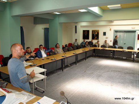 ο Κωστής Θεοδωράκης, ενημερώνει τα μέλη του συλλόγου