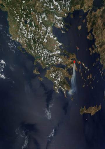 δορυφορική φωτογραφία της NASA που δείχνει το μέγεθος της καταστροφής, ο καπνός ορατός από το διάστημα