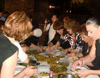 Οι γυναίκες του Αβδού, σερβίρουν τους καλεσμένους