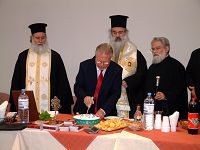 Ο διοικητής κόβει τη πίτα