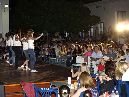 γλέντι, χορός, μεγάλη συμμετοχή στη γιορτή