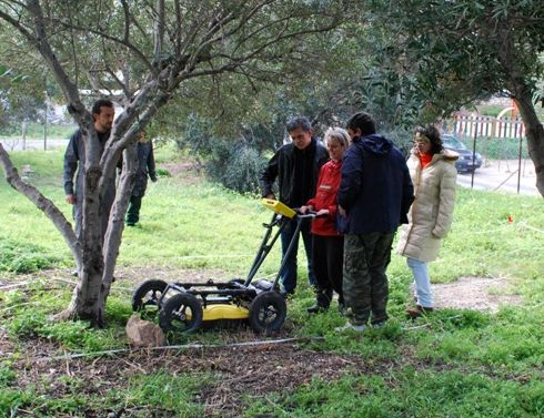 ο δήμαρχος Χερσονήσου περιεργάζεται το γεωραντάρ που χειρίζονται οι αρχαιολόγοι