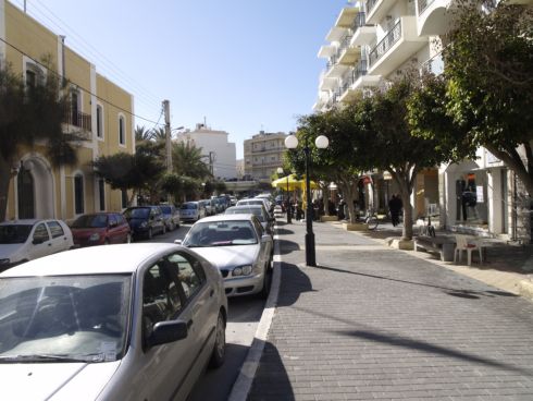 Το κέντρο της Ιεράπετρας, πάντα γεμάτο αυτοκίνητα