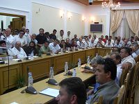 Η αίθουσα του νομαρχιακού συμβουλίου, πλήρης