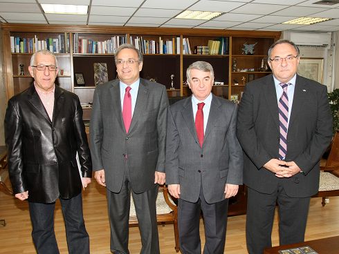 από τη συνάντηση του Νικήτα Κακλαμάνη με τον υπουργό Οικονομίας (Α.Π.Ε.)