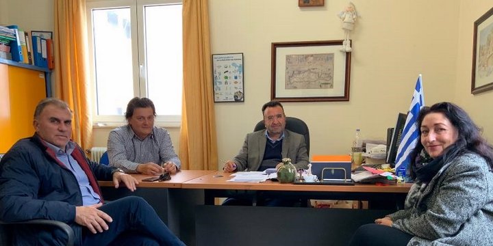ο δήμαρχος Ιεράπετρας στον Διευθυντή Πρωτοβάθμιας Εκπαίδευσης Λασιθίου