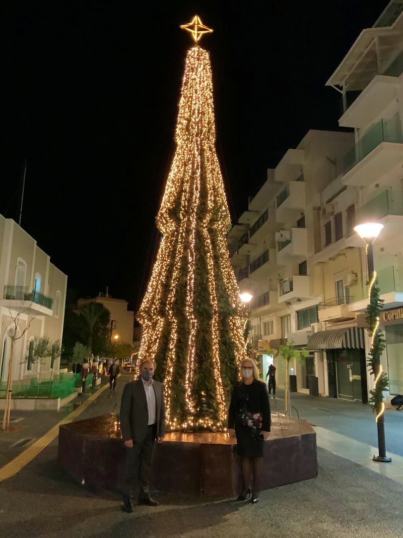 Φωταγωγήθηκε το χριστουγεννιάτικο δέντρο στη νέα πλατεία της Ιεράπετρας