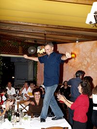 Χορός μέχρι πρωΐας και πάνω στο τραπέζι