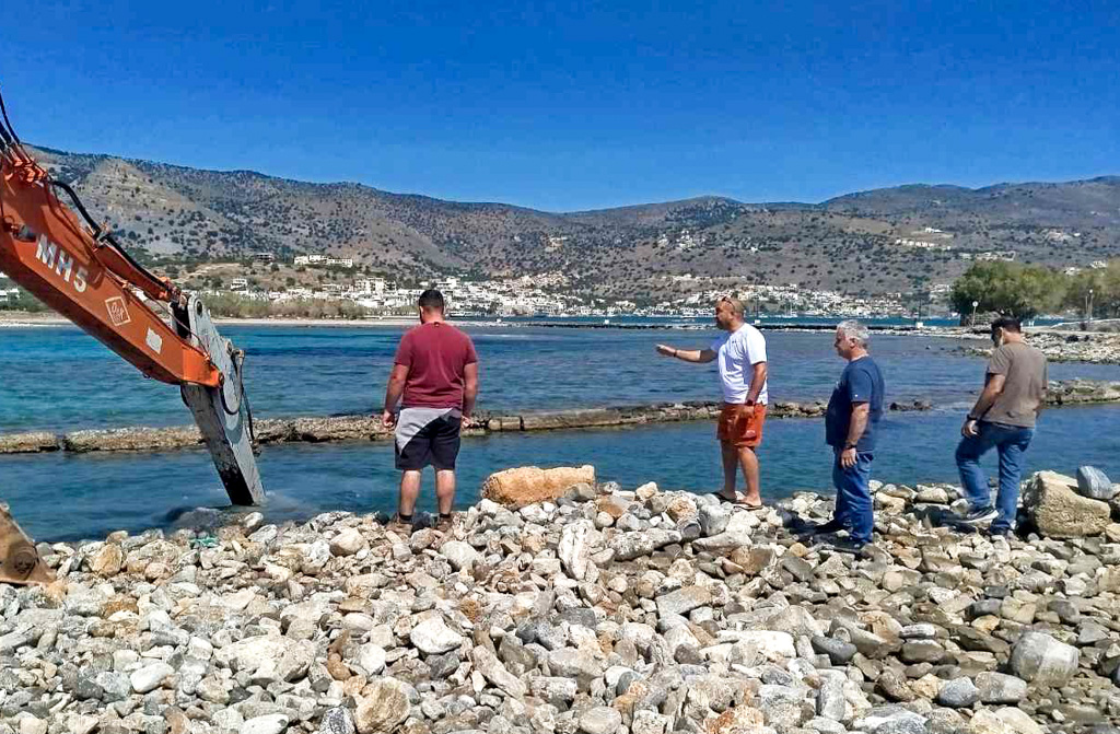 Με τη συνδρομή του Δήμου Αγίου Νικολάου οι εργασίες για τη διάνοιξη του θαλάσσιου διαύλου στο Κανάλι Πόρου Ελούντας