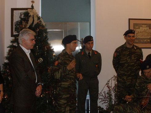 Ο κ. Καρούντζος  με τους στρατιώτες της 126 Σμηναρχίας Μάχης