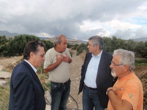 ο υφυπουργός με τον Νομάρχη, στην Γρα Λυγιά Ιεράπετρας